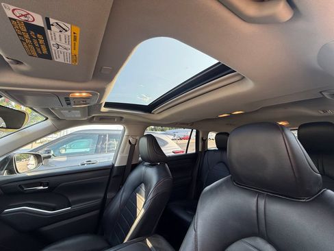 Used 2023 Toyota Highlander XLE AWD/4WD image 11