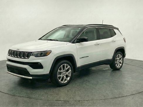 Used 2025 Jeep Compass Limited image 3