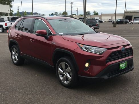 Used 2021 Toyota RAV4 XLE Premium AWD/4WD image 10