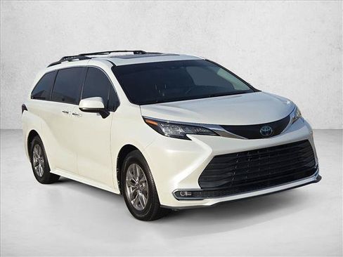 Used 2022 Toyota Sienna XLE FWD image 3