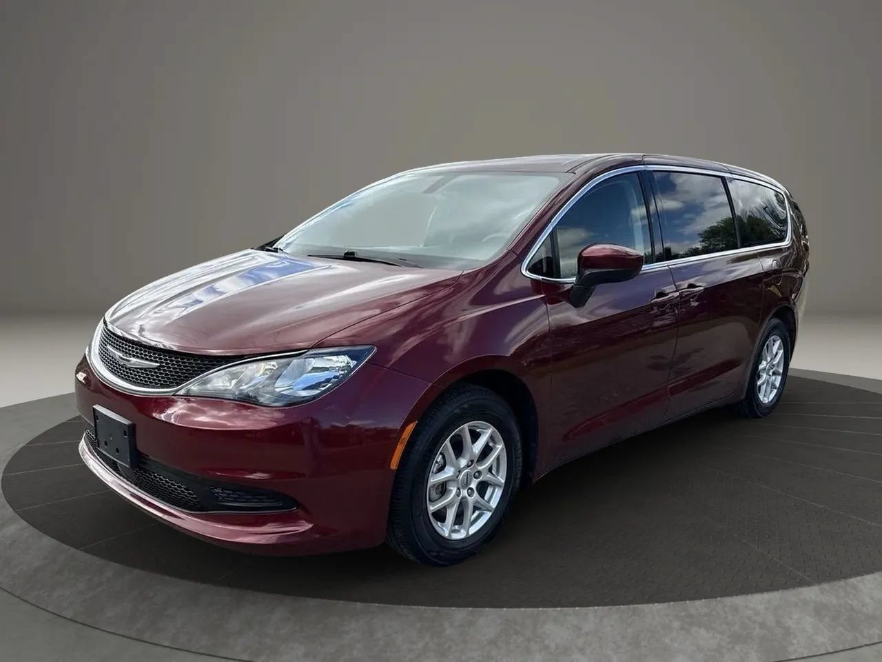 Used 2021 Chrysler Voyager LX FWD image 1