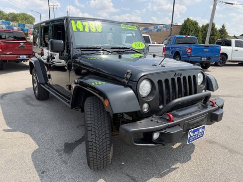 Used 2018 Jeep Wrangler Unlimited Sahara w/ Dual Top Group AWD/4WD image 3