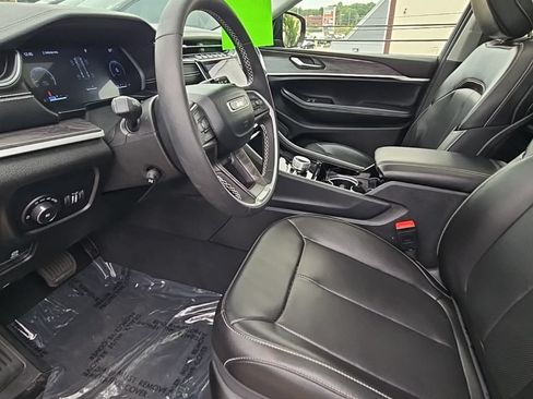 Used 2023 Jeep Grand Cherokee Limited w/ Luxury Tech Group II AWD/4WD image 17