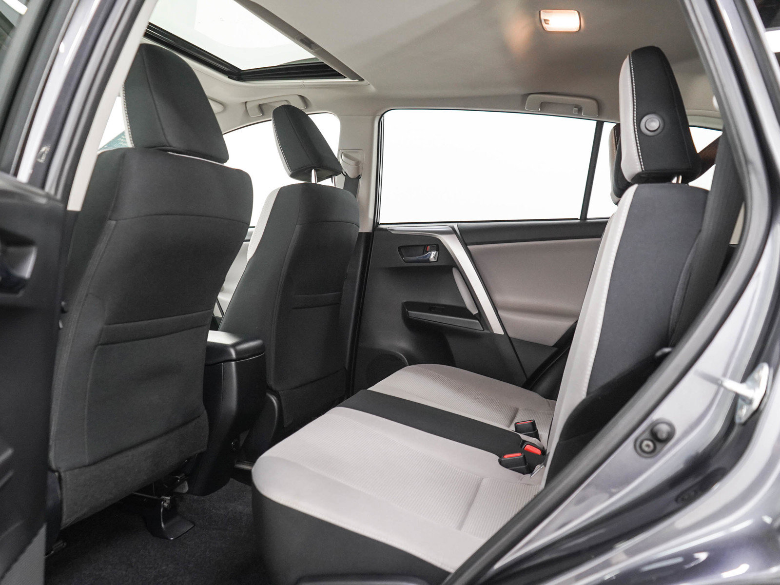 Used 2018 Toyota RAV4 XLE AWD/4WD image 18