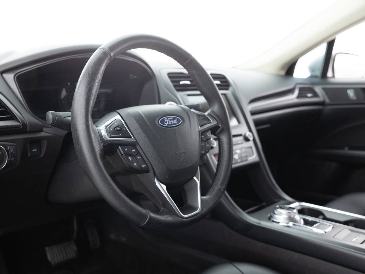 Used 2018 Ford Fusion SE w/ Equipment Group 201A FWD image 23