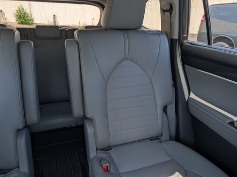 Used 2021 Toyota Highlander XLE AWD/4WD image 14