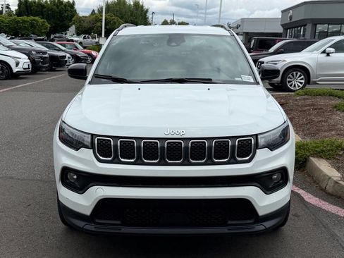 Used 2024 Jeep Compass Latitude AWD/4WD image 3