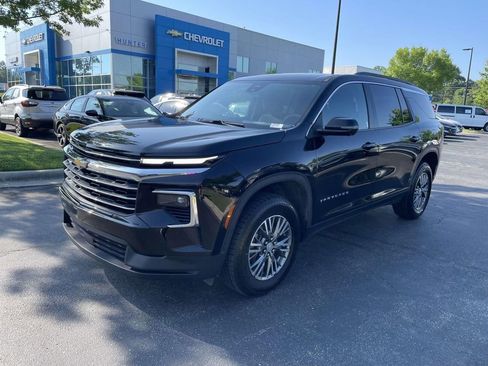 Used 2024 Chevrolet Traverse LT FWD image 3