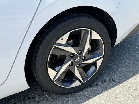 Used 2023 Hyundai Elantra SEL w/ Convenience Package FWD image 9