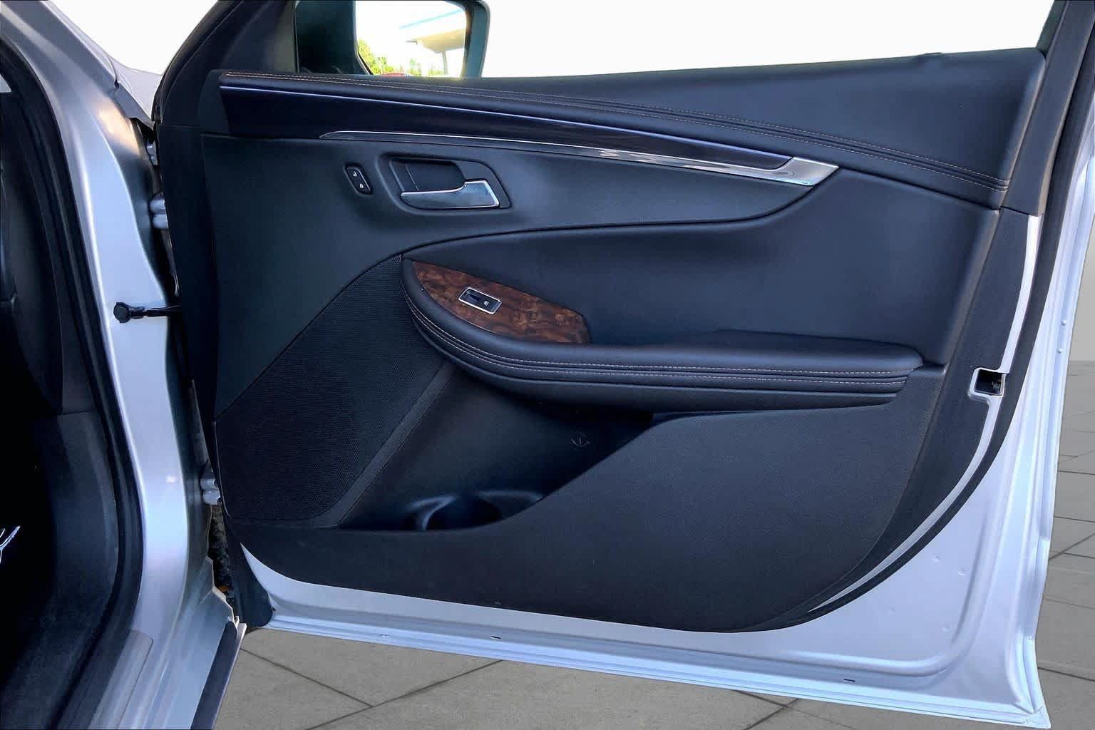 Used 2015 Chevrolet Impala LTZ FWD image 23