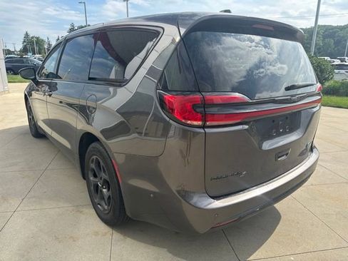 Used 2023 Chrysler Pacifica Limited w/ Uconnect Theater Family Group FWD image 5