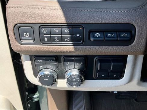 Used 2024 GMC Yukon Denali w/ Advanced Technology Package AWD/4WD image 15