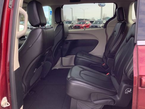 Used 2023 Chrysler Pacifica Touring-L FWD image 10