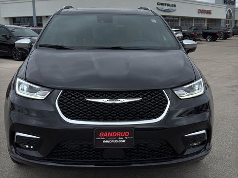 New 2026 Chrysler Pacifica Pinnacle w/ Trailer Tow Group AWD/4WD image 3