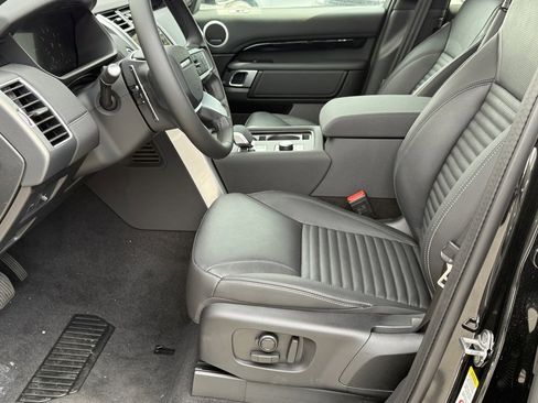 New 2025 Land Rover Discovery S image 13