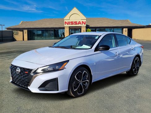 Used 2024 Nissan Altima 2.5 SR w/ SR Premium Package image 2