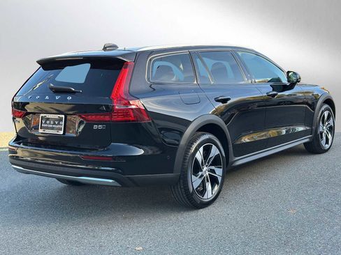 Certified 2024 Volvo V60 B5 Cross Country Plus image 3