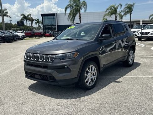 Used 2022 Jeep Compass Latitude w/ Sun and Sound Group AWD/4WD image 2