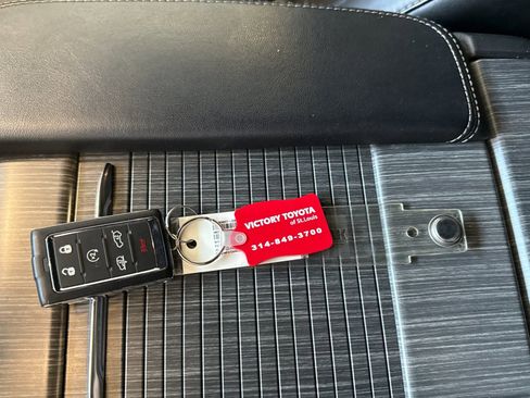 Used 2024 Jeep Wagoneer L Series III w/ Flexible Seating Group image 9