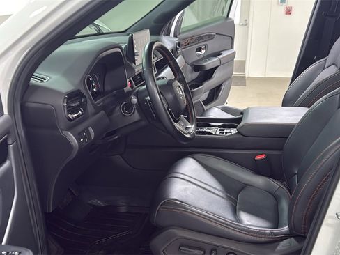 Used 2025 Honda Pilot TrailSport image 12