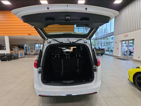 Used 2026 Chrysler Pacifica Select FWD image 10