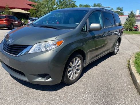 Used 2014 Toyota Sienna LE AWD/4WD image 3