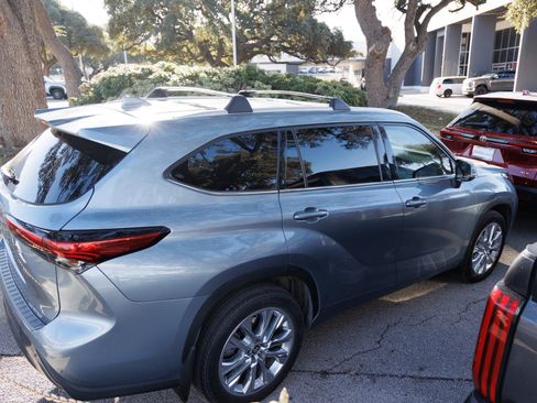 Used 2023 Toyota Highlander Limited image 7