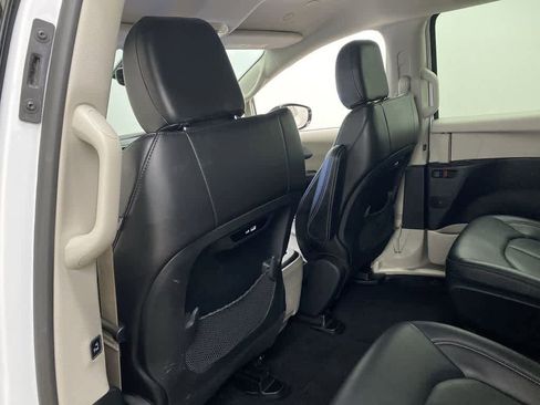 Used 2024 Chrysler Pacifica Select image 16