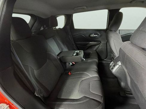 Used 2021 Jeep Cherokee Latitude FWD image 28