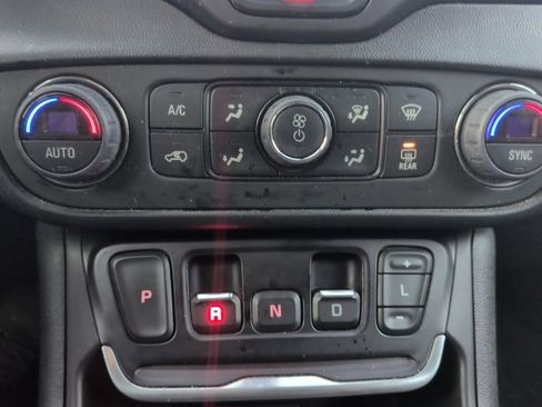 Used 2020 GMC Terrain SLE w/ Driver Convenience Package image 23