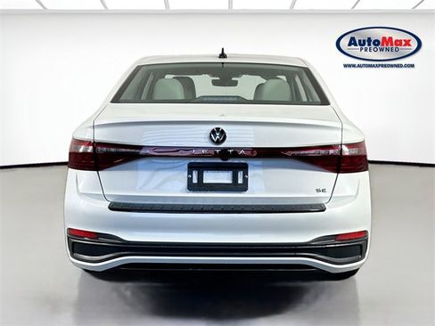Used 2025 Volkswagen Jetta SE image 8
