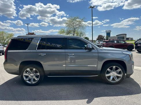 Used 2019 Cadillac Escalade Luxury AWD/4WD image 8