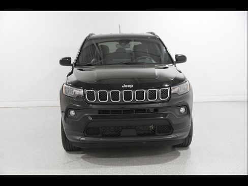 Used 2023 Jeep Compass Latitude AWD/4WD image 2