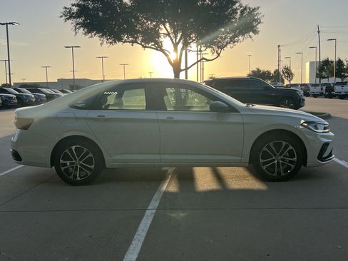Certified 2025 Volkswagen Jetta Sport FWD image 10