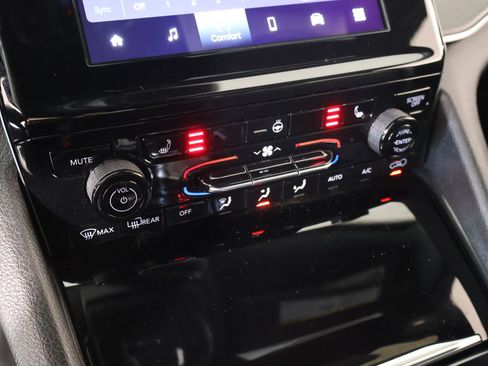 Used 2024 Jeep Grand Cherokee Laredo w/ Luxury Tech Group I AWD/4WD image 7