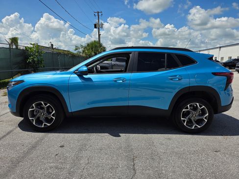 Used 2025 Chevrolet Trax LT FWD image 2