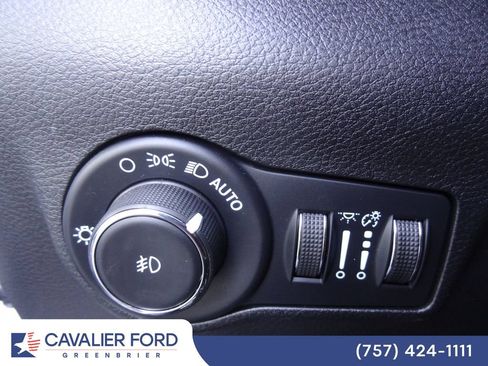 Used 2023 Jeep Compass Latitude w/ Sun and Sound Group AWD/4WD image 17