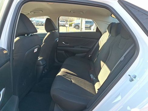 Used 2025 Hyundai Elantra SE image 11