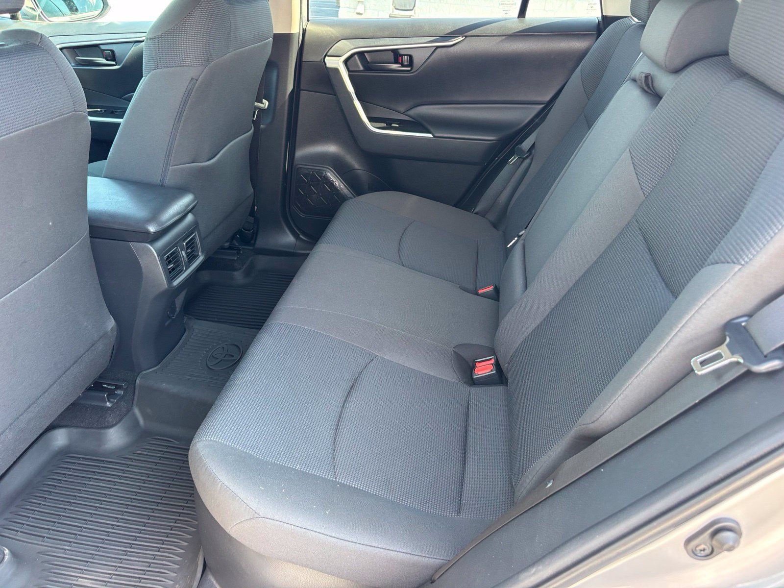 Used 2021 Toyota RAV4 LE AWD/4WD image 16