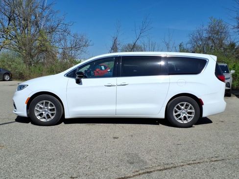 Used 2024 Chrysler Pacifica Touring-L FWD image 5