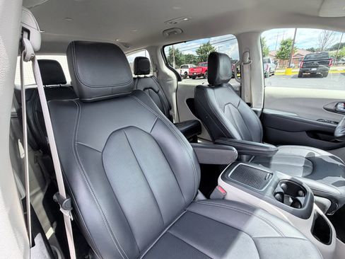 Used 2024 Chrysler Pacifica Touring-L FWD image 24