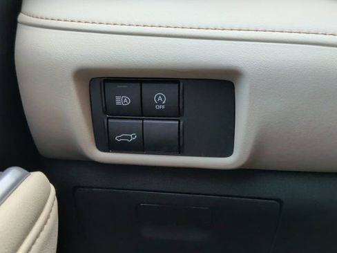 Used 2024 Toyota Highlander XLE FWD image 29