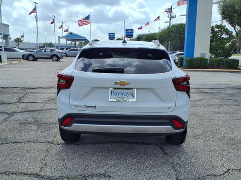 Used 2025 Chevrolet Trax LT w/ LT Convenience Package FWD image 22
