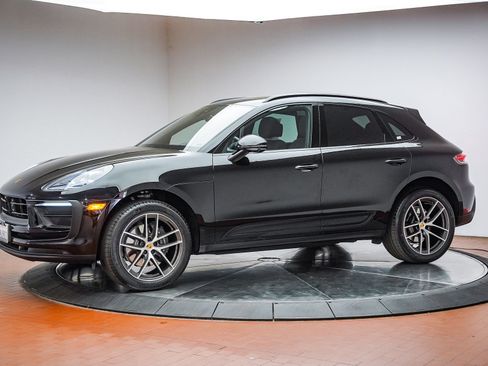 Certified 2026 Porsche Macan AWD/4WD image 2