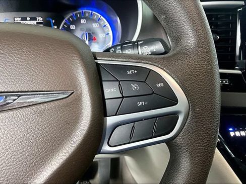 Used 2017 Chrysler Pacifica Touring Plus FWD image 18