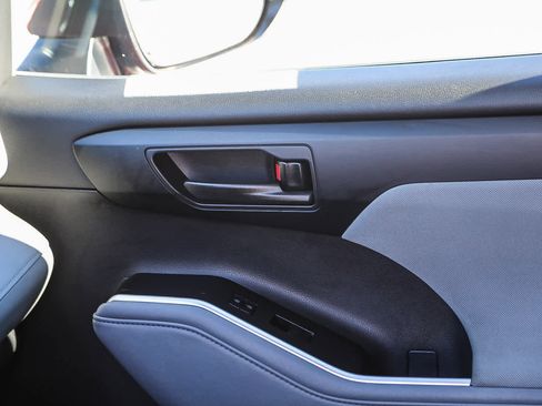 Used 2020 Toyota Highlander LE image 21