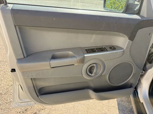 Used 2006 Jeep Commander 4WD image 13