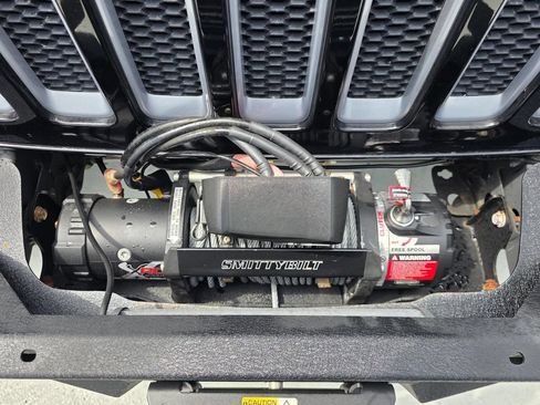 Used 2018 Jeep Wrangler Unlimited Sahara AWD/4WD image 32