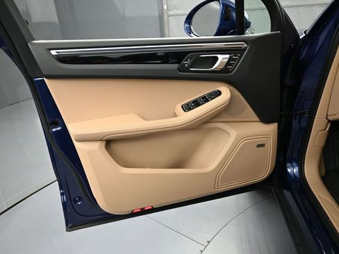 Certified 2025 Porsche Macan AWD/4WD image 15