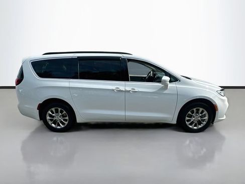 Used 2022 Chrysler Pacifica Touring-L AWD/4WD image 5